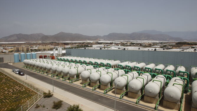 Panorámica de las instalaciones de filtrado inicial del agua de la desaladora del Campo de Dalías.