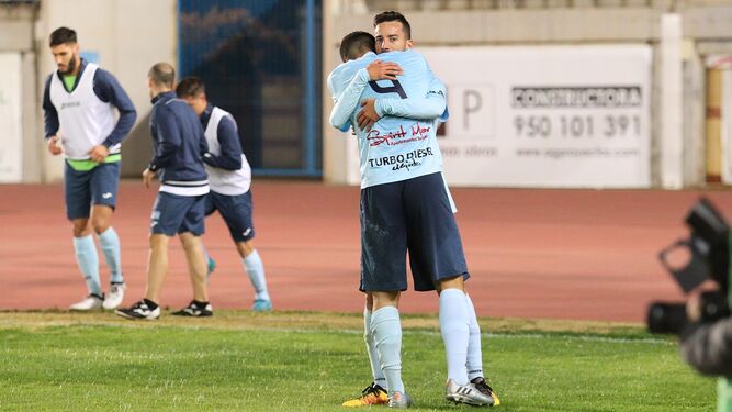 Samu Corral y Álvaro Ocaña celebrando un gol.