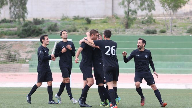 Zamora celebrando un gol estudiantil con sus compañeros.
