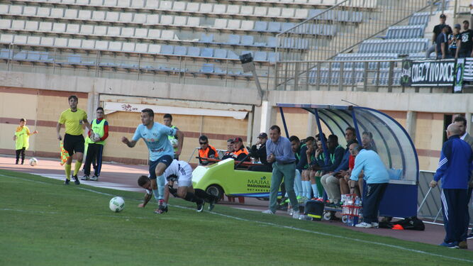 Alfonso se lleva el esférico durante un partido en Santo Domingo.