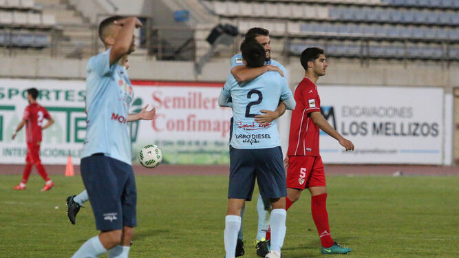 Varios jugadores del CD El Ejido se abrazan tras el partido.