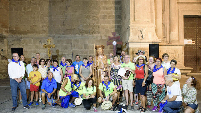 Los peregrinos que andarán desde La Cañada hasta Caravaca de la Cruz (Murcia) en la plaza de la catedral de Almería.