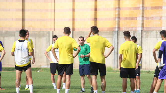 González habla con sus jugadores durante un entrenamiento en el anexo de Santo Domingo.